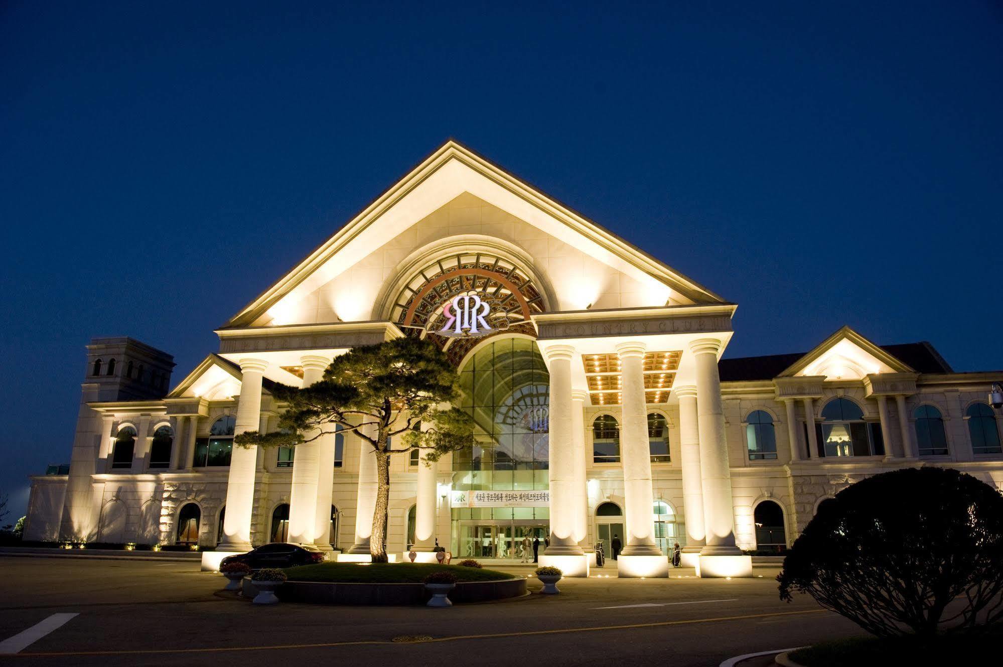 Pineridge Hotel Sokcho Buitenkant foto