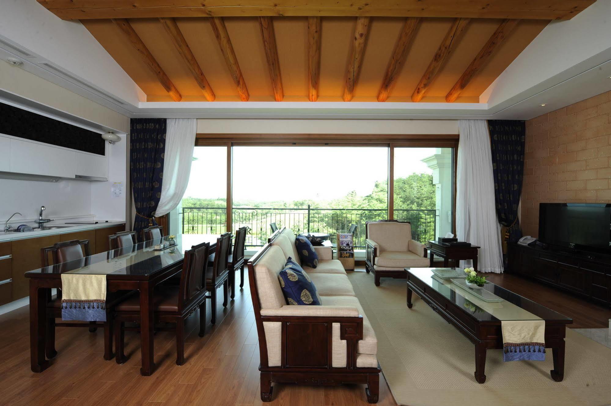 Pineridge Hotel Sokcho Buitenkant foto