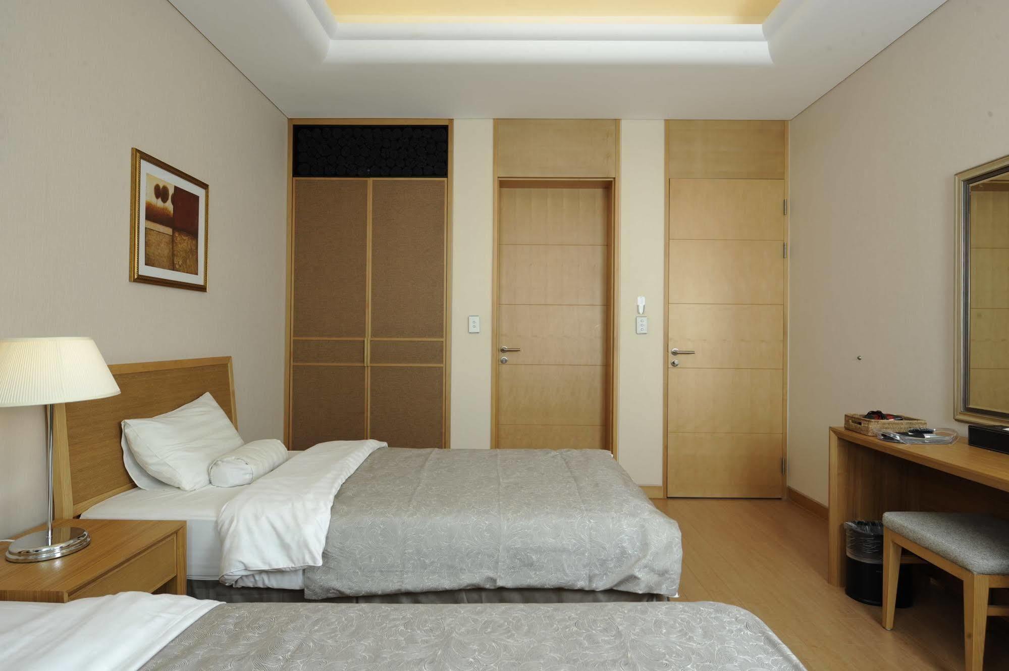 Pineridge Hotel Sokcho Buitenkant foto