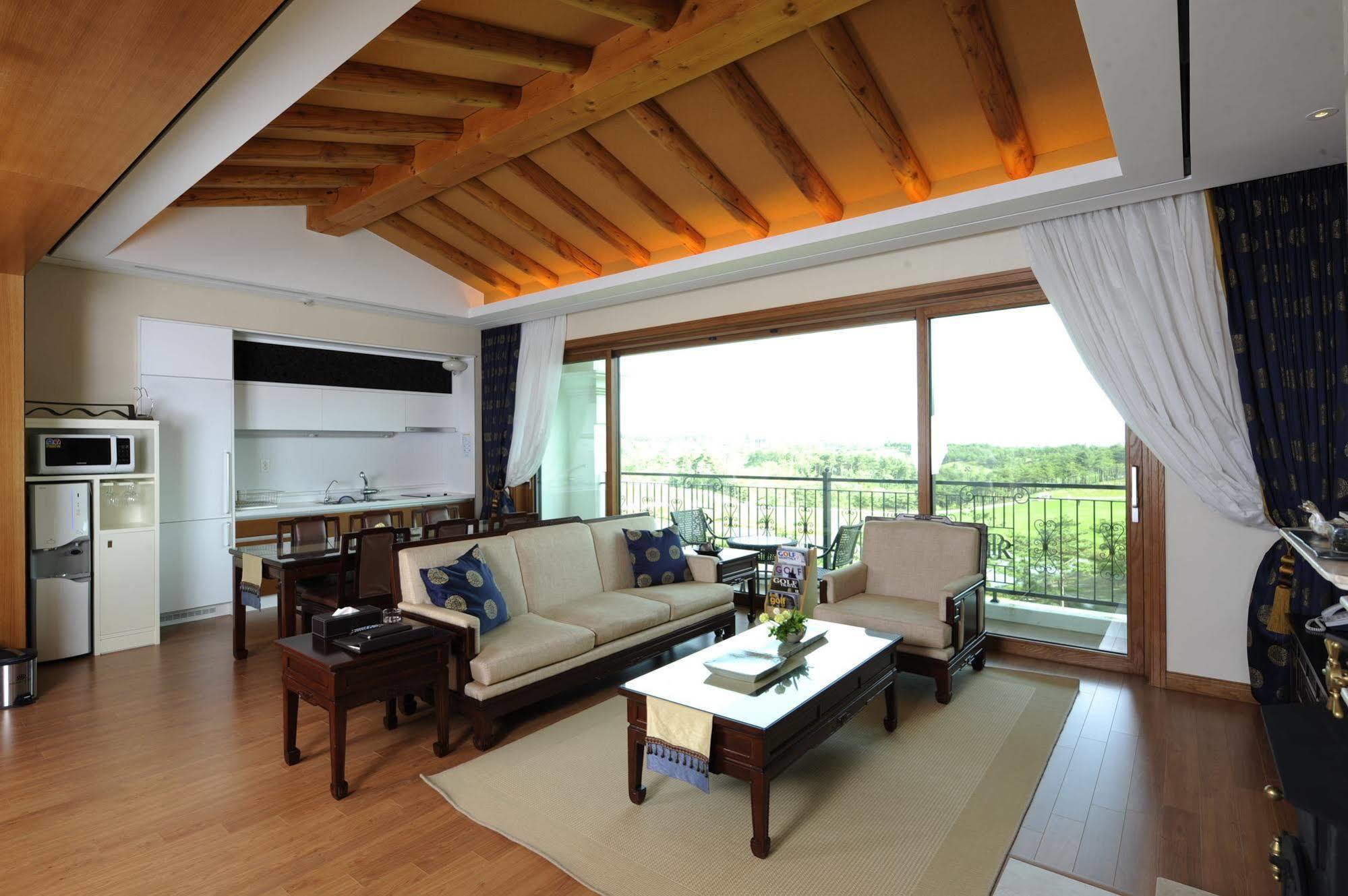 Pineridge Hotel Sokcho Buitenkant foto