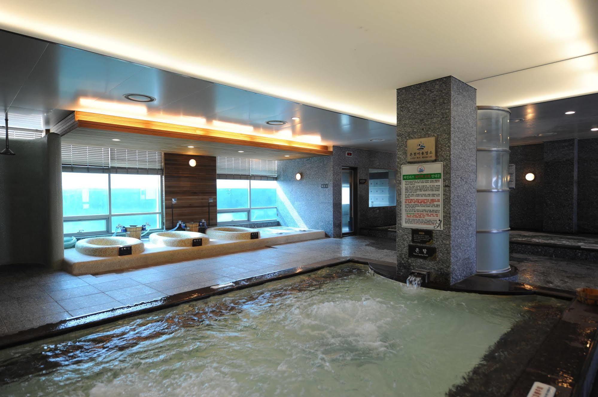Pineridge Hotel Sokcho Buitenkant foto