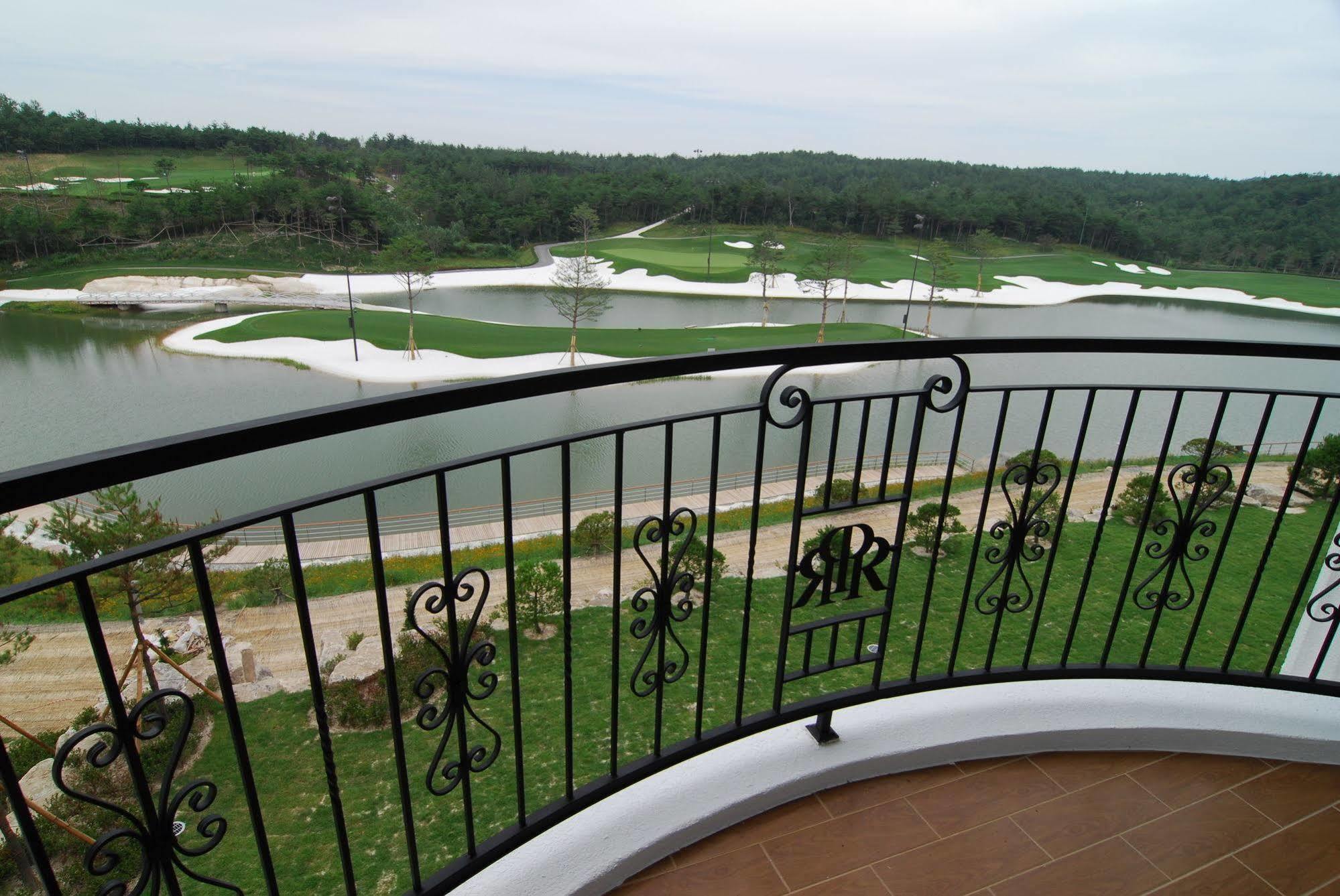 Pineridge Hotel Sokcho Buitenkant foto